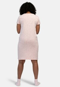 Vestito da notte rosa a maniche corte con un delicato motivo di piccoli punti rossi. Tessuto in cotone morbido con una vestibilità rilassata, design fino al ginocchio.