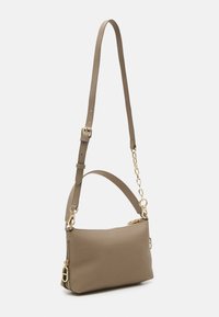 Leren schoudertas in taupe, met een gestructureerde afwerking, verstelbare schouderband en details in goudtint. Ritsluiting aan de bovenkant.