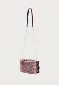 Ροζ και μαύρη τσάντα χεριού με σχέδιο φιδιού, με αλυσίδα για τον ώμο και δερμάτινη λαβή στο πάνω μέρος, με υφή και συμπαγή ορθογώνιο σχήμα.