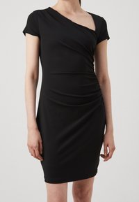 Czarna dopasowana sukienka z elastycznego materiału, z dekoltem w serek, krótkimi rękawami i marszczeniem po boku.