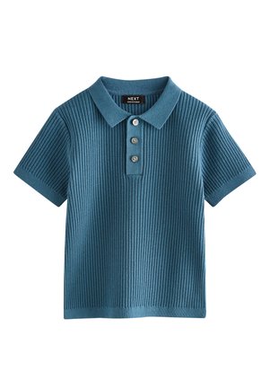 Blå kortærmet strikket polotrøje med lodrette ribber og tre hvide knapper ved fronten.