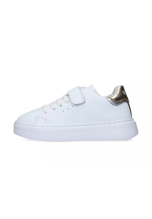 Sneaker bianco con tomaia in pelle liscia, suola in gomma piatta e dettagli in metallo dorato sul tallone. Presenta una cinghia in Velcro e un design con lacci.