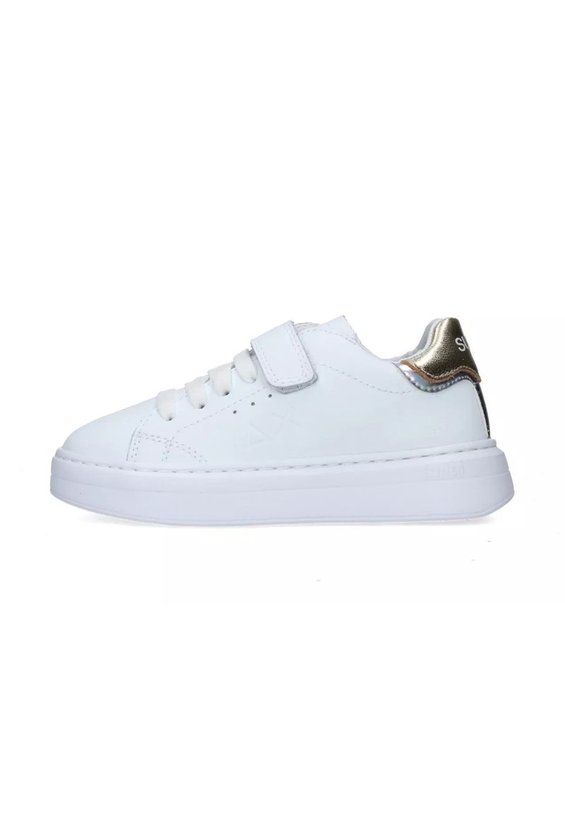 Sneaker bianco con tomaia in pelle liscia, suola in gomma piatta e dettagli in metallo dorato sul tallone. Presenta una cinghia in Velcro e un design con lacci.