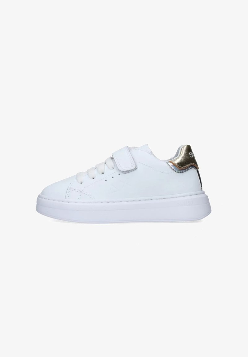 Sneaker bianco con tomaia in pelle liscia, suola in gomma piatta e dettagli in metallo dorato sul tallone. Presenta una cinghia in Velcro e un design con lacci.
