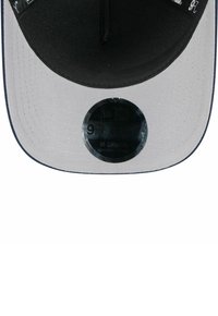 New Era 9FORTY Cap mit schwarzem Oberteil, grauem Schirm, verstellbarem Riemen und einem runden Tag in der Mitte mit Marken- und Modellinformationen.