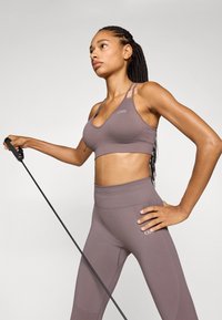 ICANIWILL DEFINE SEAMLESS V SHAPE BRA - Sportski grudnjak sa srednje jakom potporom - dusty brown