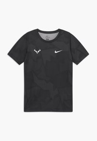 Sort Nike t-shirt med trekantet camouflage mønster, rund hals, korte ærmer og hvide logoer på brystet. Letvægts, tekstureret stof.