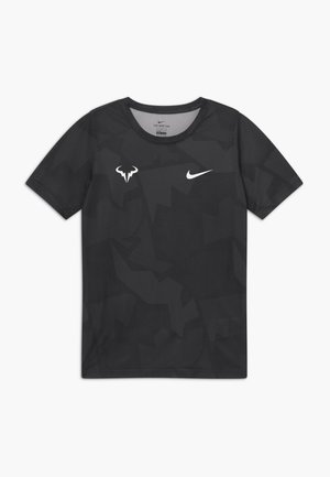 Camiseta negra de Nike con patrón de camuflaje triangular, cuello redondo, mangas cortas y logotipos blancos en el pecho. Tela ligera y texturizada.