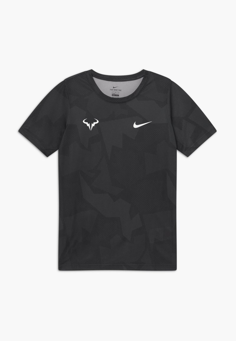 Sort Nike t-shirt med trekantet camouflage mønster, rund hals, korte ærmer og hvide logoer på brystet. Letvægts, tekstureret stof.
