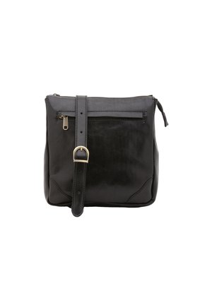 Zwarte leren schoudertas met een plat ontwerp, een voorzak met rits en een verstelbare strap met een ronde gesp.