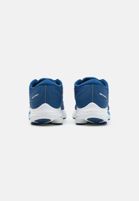 Scarpe da ginnastica blu con tomaia in rete testurizzata, colletto imbottito e suola intermedia bianca. Caratteristiche includono dettagli blu e un design leggero.