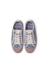 Par de zapatillas azules con estampado floral, con cordones blancos y punteras de goma beige, vistas desde arriba sobre un fondo blanco.