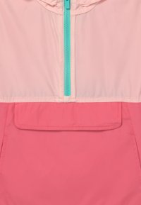 Kevyt, kaksivärinen takki vaaleanpunaisena ja korallinvärisenä, jossa on vetoketjullinen etuosa, huppu ja läppätasku. Sujuva, vettä hylkivä kangas.