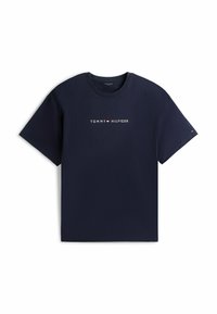 Granatowa koszulka z krótkim rękawem z logo "Tommy Hilfiger" i małym emblematem flagi umieszczonym na środku klatki piersiowej oraz na rękawie.