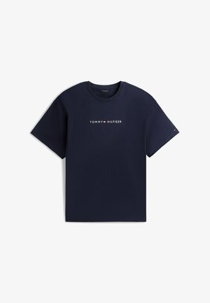 T-shirt a maniche corte blu navy con logo "Tommy Hilfiger" e piccolo emblema della bandiera centrato sul petto e sulla manica.
