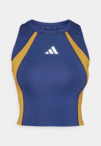 Haut sans manches Adidas TECHFIT en bleu marine avec des accents dorés. Tissu lisse avec un design ajusté et un logo blanc sur la poitrine.