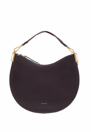Borsa a tracolla rotonda in un profondo tono di viola. Dotata di una cintura corta con dettagli dorati e di una tasca esterna con zip. Texture liscia con una sottile venatura.