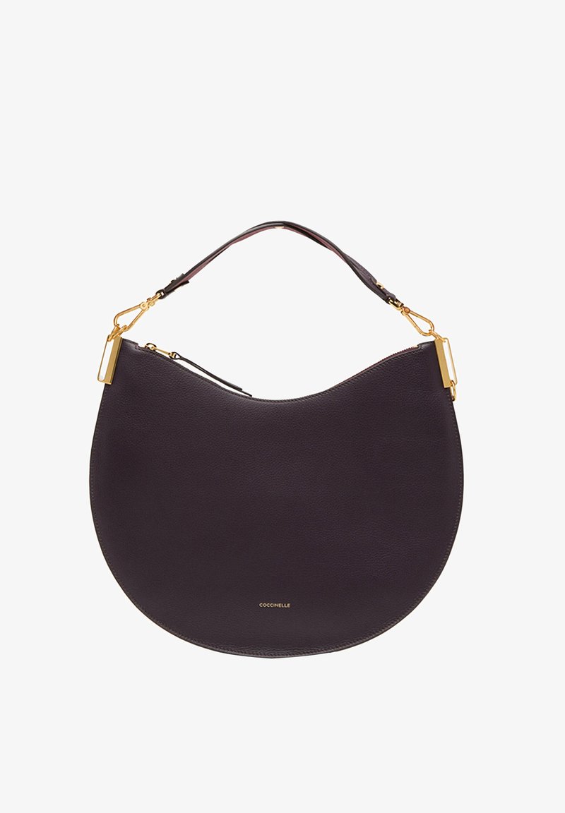 Sac à main en cuir rond d'une teinte violet profond. Il dispose d'une courte bandoulière avec des accents dorés et d'une poche zippée à l'extérieur. Texture lisse avec un grain léger.