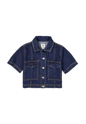 Chaqueta de denim de manga corta en azul oscuro, cuenta con dos bolsillos frontales, cinco botones y un ligero pespunte de contraste a lo largo de las costuras.