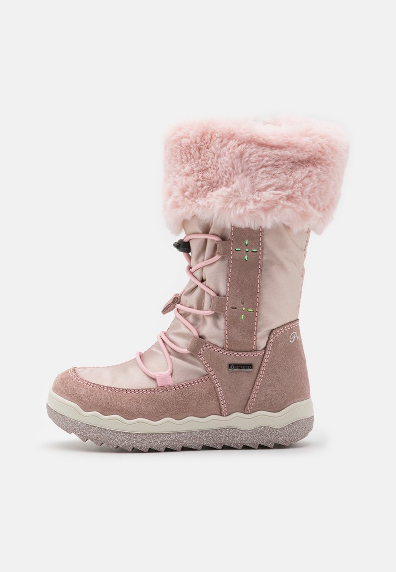 Botte d'hiver rose avec un revers en fausse fourrure, fermeture à lacets sur le devant, matériaux en daim et tissu, et une semelle en caoutchouc texturée pour une bonne adhérence.