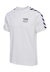 Hvid bomulds t-shirt med korte ærmer, prydet med sort-hvide chevron detaljer på skuldrene og "hummel PEANUTS" logo på forsiden.