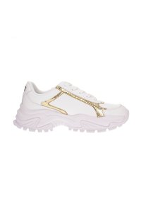 Sneaker bianco con una striscia accentuata in oro dalla texture, caratterizzato da una robusta suola bianca con un motivo di battistrada resistente e chiusura con lacci.