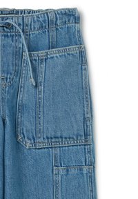 Lichte blauwe denim cargo broek met een elastische tailleband, trekkoord en twee grote zijzakken met verstevigde naden.