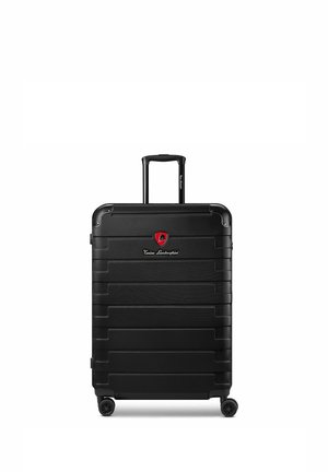 Zwarte harde koffer met uitschuifbare handgreep, vier wielen en een rood embleem met het "Tonino Lamborghini" logo aan de voorkant.