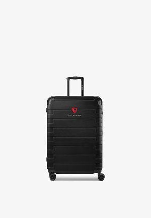 Schwarzer Hartschalenkoffer mit ausziehbarem Griff, vier Rollen und einem roten Emblem mit dem "Tonino Lamborghini" Logo vorne.