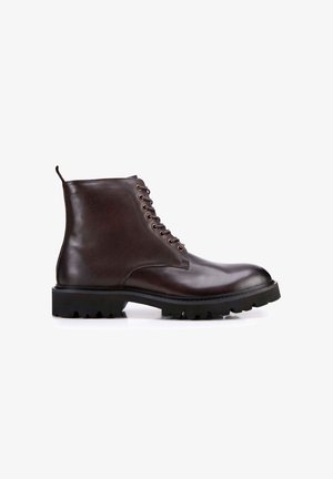 Bruine leren enkelboots met een soepele afwerking, zes veterogen en robuuste rubberen zolen met diepe profiel voor grip.
