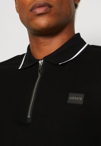 Antony Morato REGULAR FIT WITH RUBBER BADGE WITH METAL LOGO - Polosärk - black