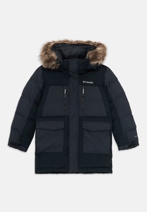 Manteau d'hiver noir rembourré avec capuche en fourrure, quatre poches avant, deux poches poitrines zippées et logo Columbia sur la poitrine.