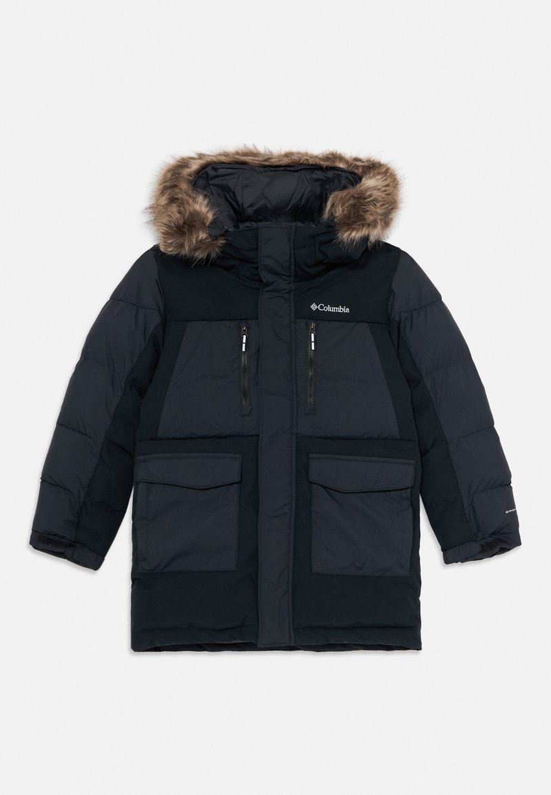 Cappotto invernale imbottito nero con cappuccio bordato in pelliccia, quattro tasche frontali, due tasche sul petto con zip e logo Columbia sul petto.