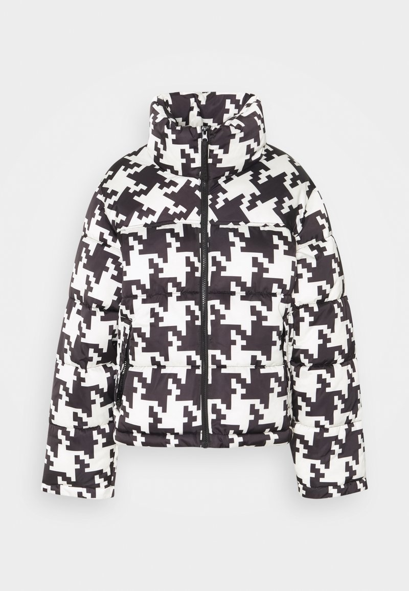Svart och vit pufferjacka med hundtandsmönster, med hög krage, dragkedja och stoppat material för värme.