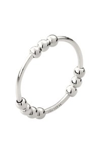 Sølvring med en glat bånd og jævnt fordelt runde accenter. Designet er minimalistisk med en poleret finish.