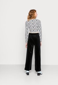 Monki Calças - black