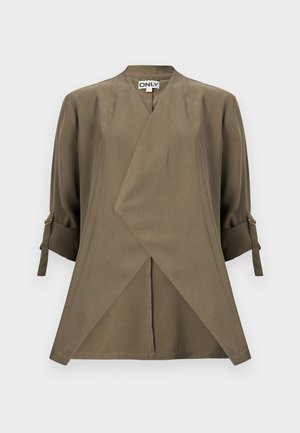 Blouse portefeuille vert olive avec manches trois-quarts, poignets à brides ajustables et col en V légèrement plongeant.