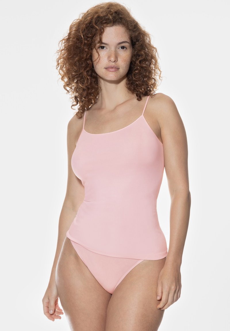 Cane a spalla rosa chiaro con spalline sottili realizzata in tessuto liscio. Il design attillato si abbina a un perizoma rosa coordinato.