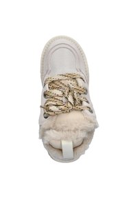 Licht beige sneaker met mesh en bontaccenten. Afgeronde neus, dikke buitenzool en veters met een patroon in groen, roze en wit.