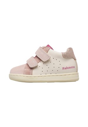 Beige en roze kindersneaker met twee klittenbandsluitingen, geperforeerde zijkant, gevoerde hak en merknaam "Falcotto" in het roze aan de zijkant.