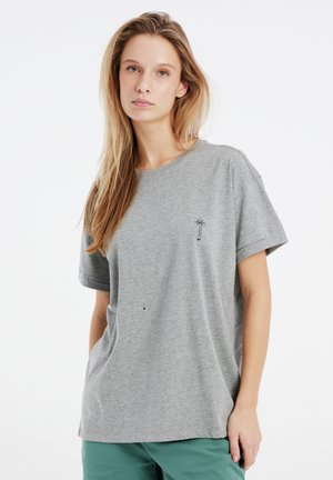 T-shirt grigio a maniche corte realizzato in cotone, con un piccolo design di palma nera sul petto. Vestibilità classica con scollatura rilassata.