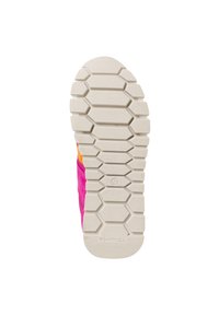 Rosa sneaker med ett texturerat tygöverdrag, utrustad med en vit gummisula med ett hexagonalt mönster och flexibla spår för grepp.