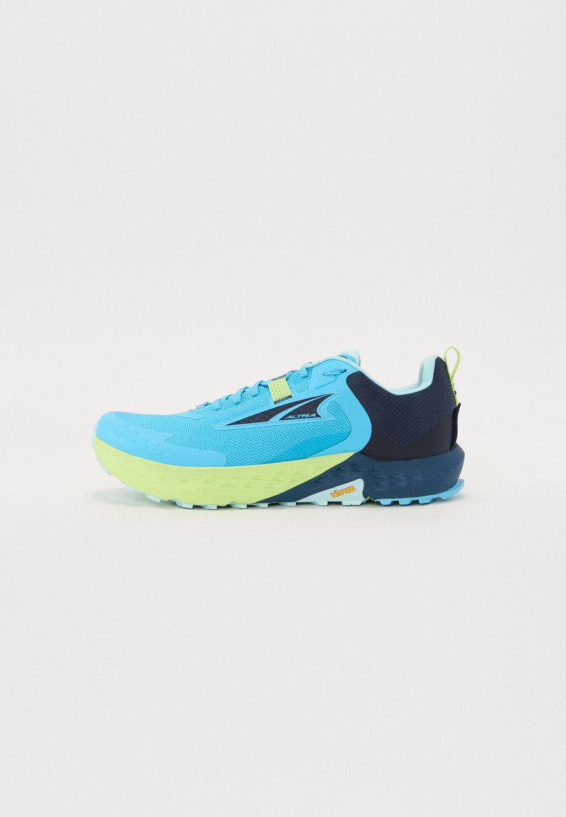 Bottine de course bleu clair avec une tige en maille texturée, accents bleu foncé, semelle vert lime, et logo Vibram sur la semelle extérieure.