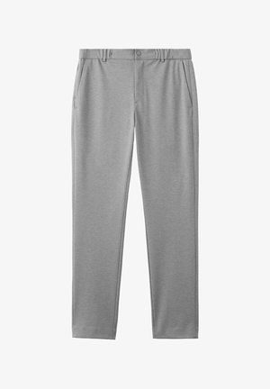 Proste szare spodnie o prostych nogawkach z bocznymi kieszeniami, szlufkami na pasek i zapięciem na guzik w pasie na białym tle.