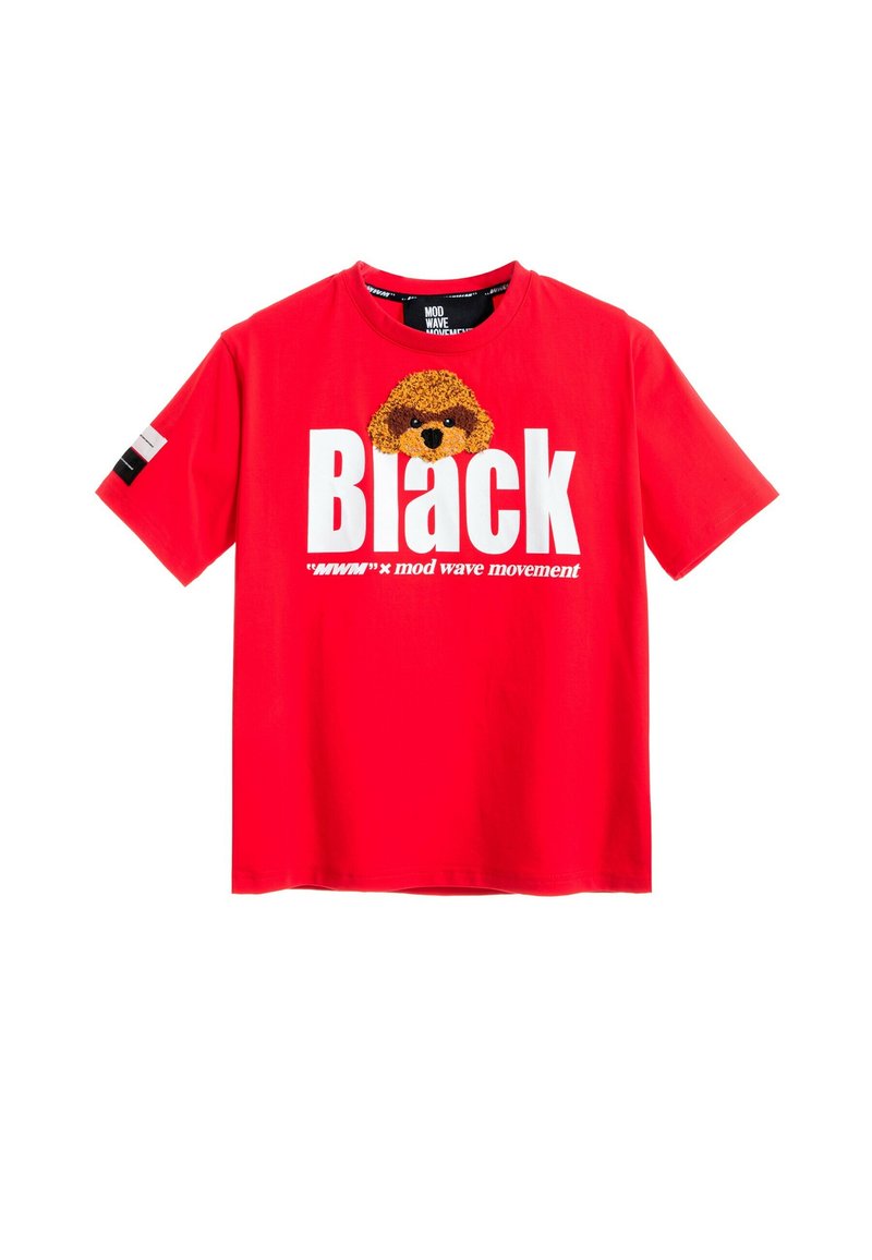 Camiseta de algodón roja con texto blanco que dice "Black" y un gráfico de un perro marrón encima. Mangas cortas y etiqueta con la inscripción "MOD WAVE MOVEMENT".
