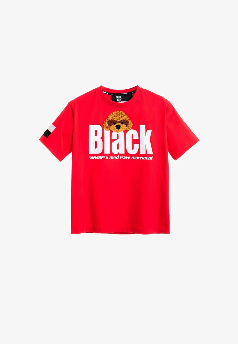 Camiseta de algodón roja con texto blanco que dice "Black" y un gráfico de un perro marrón encima. Mangas cortas y etiqueta con la inscripción "MOD WAVE MOVEMENT".