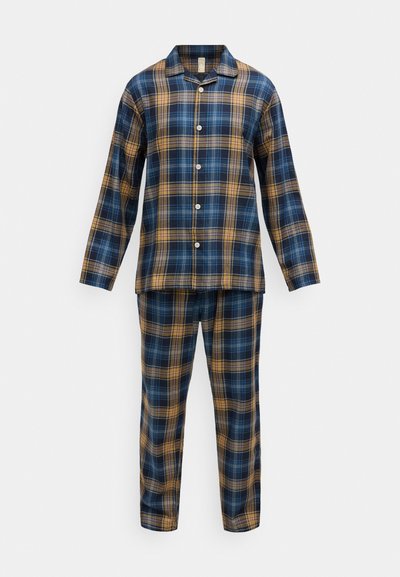 Rutig pyjamaset med blå och gyllene färger, med en långärmad skjorta med knappar och matchande byxor, gjord av mjukt tyg.