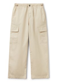 Beige Cargo-Hose mit entspannter Passform, ausgestattet mit einem elastischen Bund, zwei Seitentaschen und einem dekorativen Logo am rechten Bein.