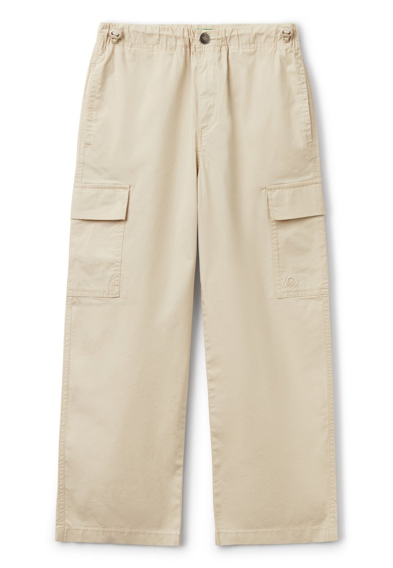 Beige Cargo-Hose mit entspannter Passform, ausgestattet mit einem elastischen Bund, zwei Seitentaschen und einem dekorativen Logo am rechten Bein.
