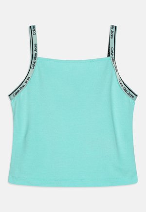 Top de tirantes en verde menta, con finas correas que presentan el logo en negro "Calvin Klein Jeans" en los bordes. Tejido suave, con dobladillo recto.